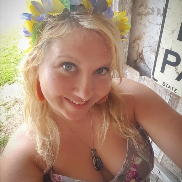 Meet your Posher, Anna Joy - Picture 3 of 3